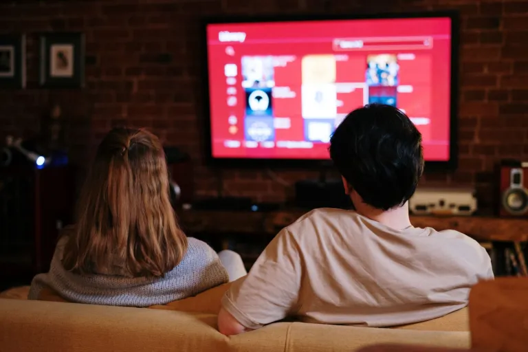 How to Plan a Movie Night at Home Everyone Enjoys